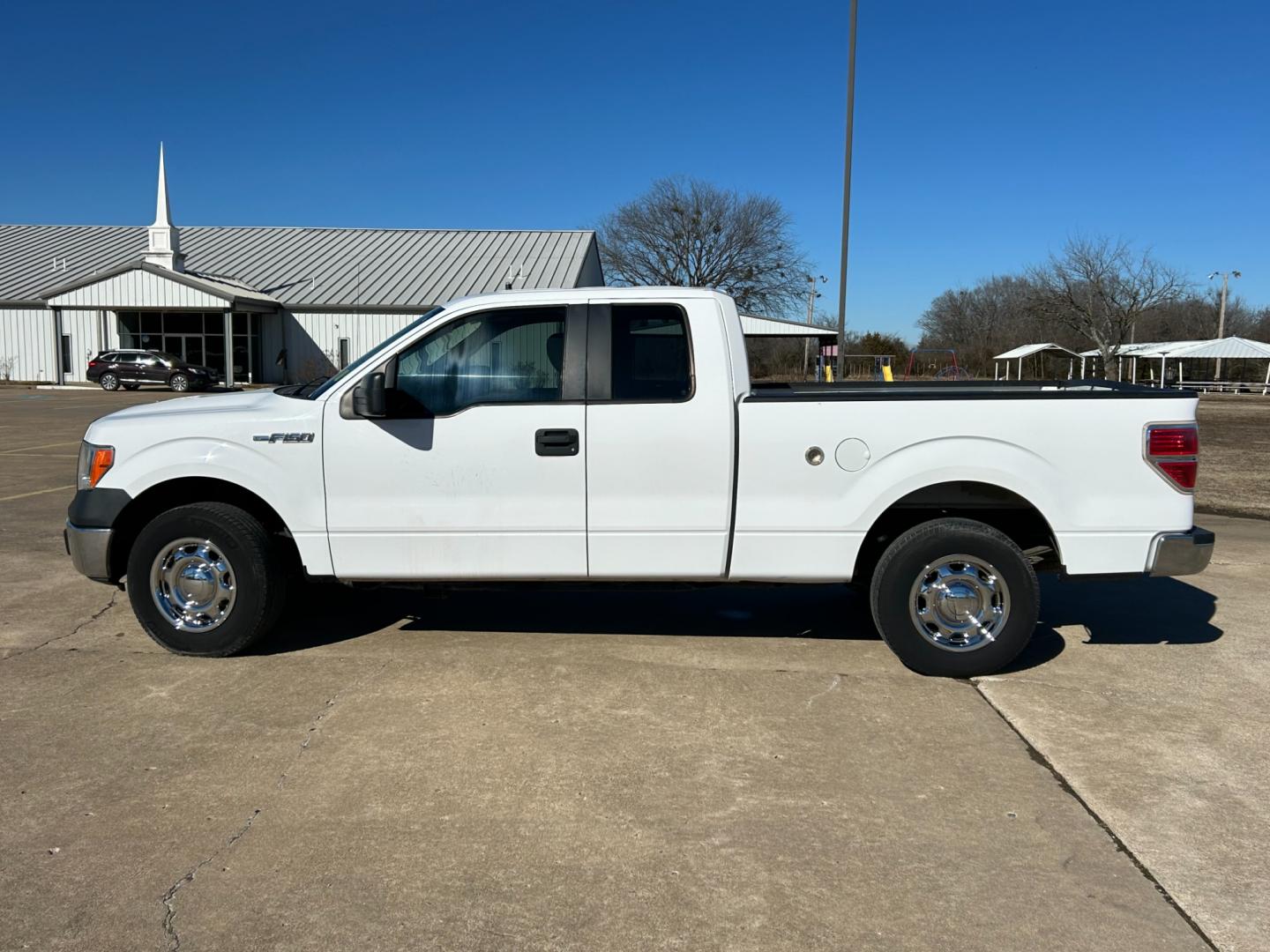 2014 White /Gray Ford F-150 (1FTEX1CM6EK) with an 3.7L V6 DOHC 24V engine, 6-Speed Automatic transmission, located at 17760 Hwy 62, Morris, OK, 74445, (918) 733-4887, 35.609104, -95.877060 - 2014 FORD F-150 XL SUPERCAB 8-ft. BED 2WD 3.7L V6 FEATURES KEYLESS REMOTE ENTRY, POWER LOCKS, POWER WINDOWS, AM/FM STEREO, SIRIUS XM STEREO, CD PLAYER, AUXILLARY PORT, CRUISE CONTROL, TRACTION CONTROL, MULTI-FUNCTIONING STEERING WHEEL CONTROLS. HAS 162,398 MILES WITH 235/75R17 TIRES. CLEAN TITLE AN - Photo#7